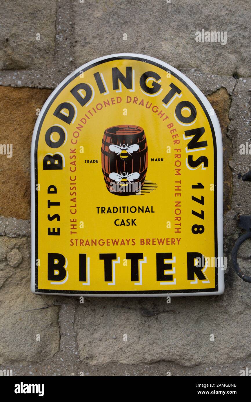 Ein Bitteres Schild Boddingtons vor Dem Pub Nib, Millhead in der Nähe von Carnforth. Lancashire England GB Stockfoto