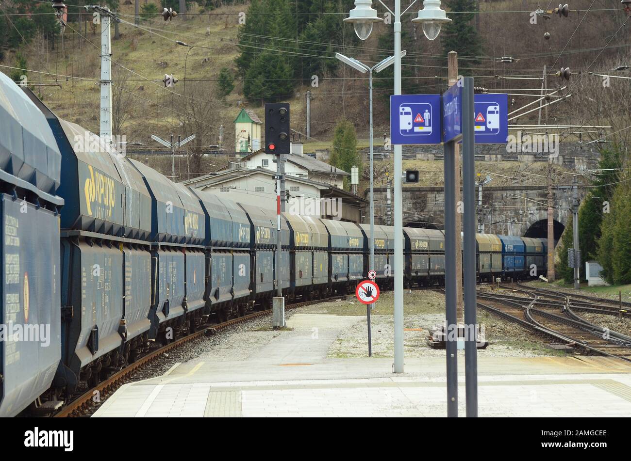 Semmering, Österreich - 22. März 2014: Güterverkehr auf der Semmering-Bahn - älteste Bergbahn Europas und UNESCO-Weltkulturerbe Stockfoto