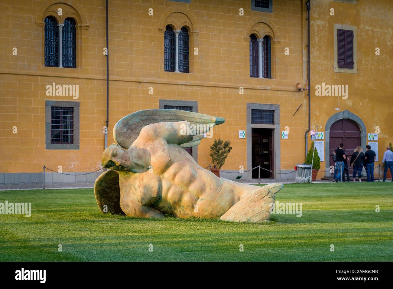 Skulptur eines gefallenen Engels im Zentrum von Pisa. Grünes Gras und Licht bei Sonnenuntergang. Poscana, Pisa. Stockfoto