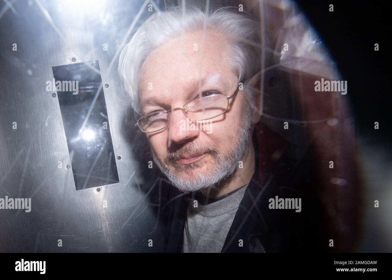Wikileaks-Gründer Julian Assange verlässt den Westminster Magistrates Court, London, wo er für eine administrative Anhörung im Zusammenhang mit seiner Auslieferung in die Vereinigten Staaten wegen der Vorwürfe, er habe sich verschworen, in einen klassifizierten Pentagon-Computer einzubrechen, erschien. Stockfoto