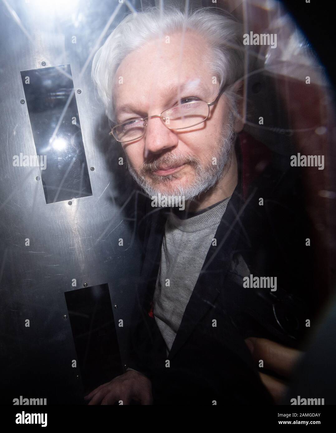 Wikileaks-Gründer Julian Assange verlässt den Westminster Magistrates Court, London, wo er für eine administrative Anhörung im Zusammenhang mit seiner Auslieferung in die Vereinigten Staaten wegen der Vorwürfe, er habe sich verschworen, in einen klassifizierten Pentagon-Computer einzubrechen, erschien. Stockfoto