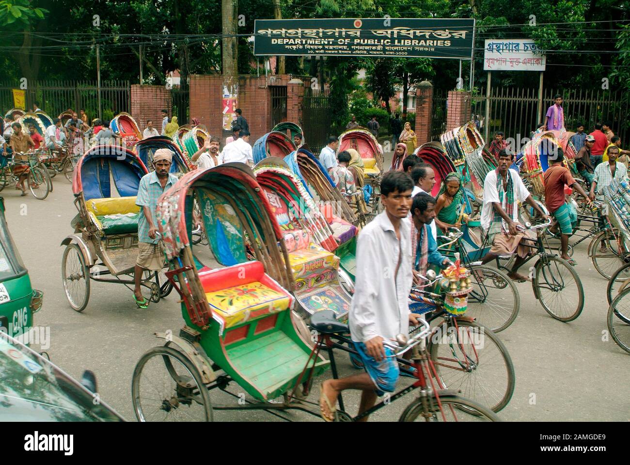 Dhaka, Bangladesch - 17. September 2007: Nicht identifizierte Menschen auf traditionellen Rikschas, billige übliche Verkehrsmittel Stockfoto