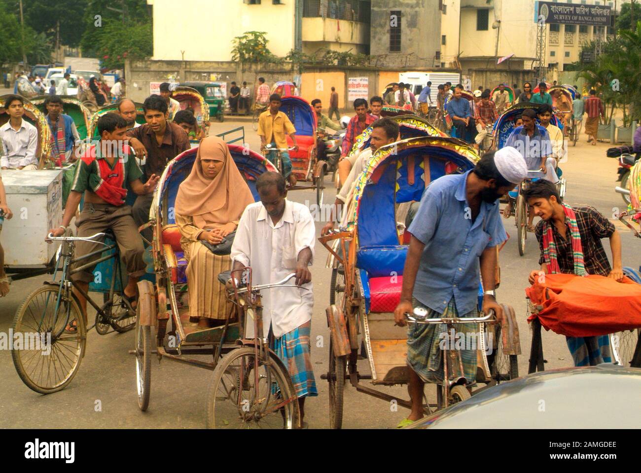 Dhaka, Bangladesch - 17. September 2007: Nicht identifizierte Menschen auf traditionellen Rikschas, billige übliche Verkehrsmittel Stockfoto