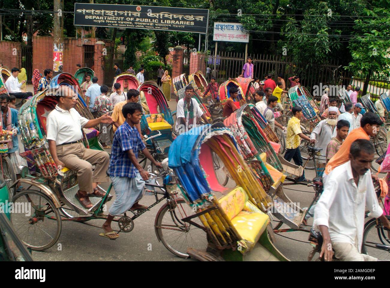 Dhaka, Bangladesch - 17. September 2007: Nicht identifizierte Menschen auf traditionellen Rikschas, billige übliche Verkehrsmittel Stockfoto