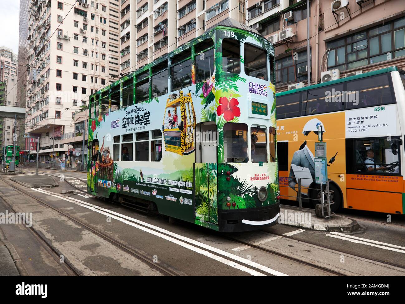 Eine doppelstöckige Straßenbahn, an einer Haltestelle in der des Voeux Road, West, in Richtung Kennedy Town Terminus, Hongkong Stockfoto