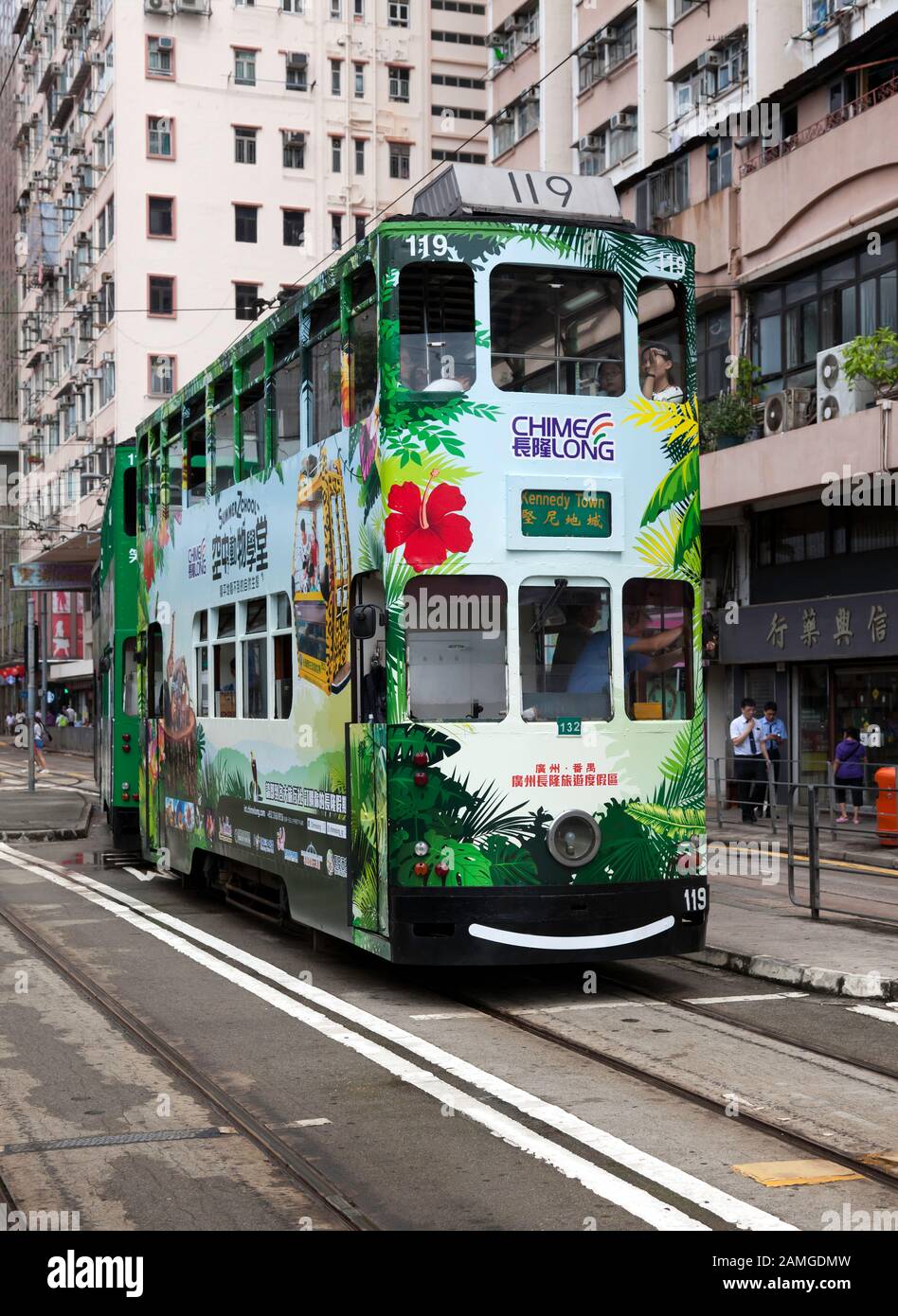 Eine doppelstöckige Straßenbahn, an einer Haltestelle in der des Voeux Road, West, in Richtung Kennedy Town Terminus, Hongkong Stockfoto
