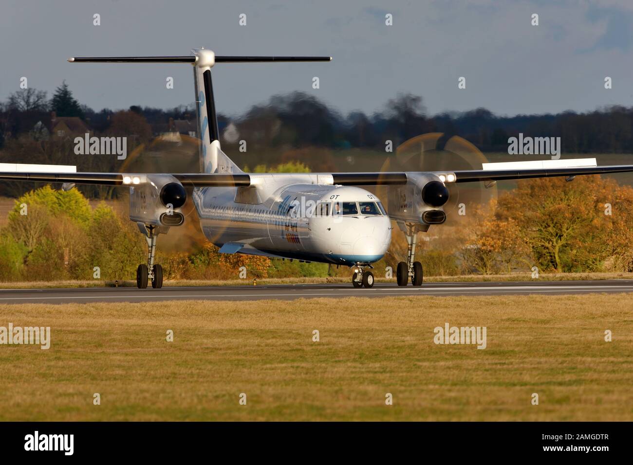 G-ECOT Flybe Dash 8 MSN 4251 ist bereit, den Flughafen Luton Bedfordshire zu verlassen Stockfoto