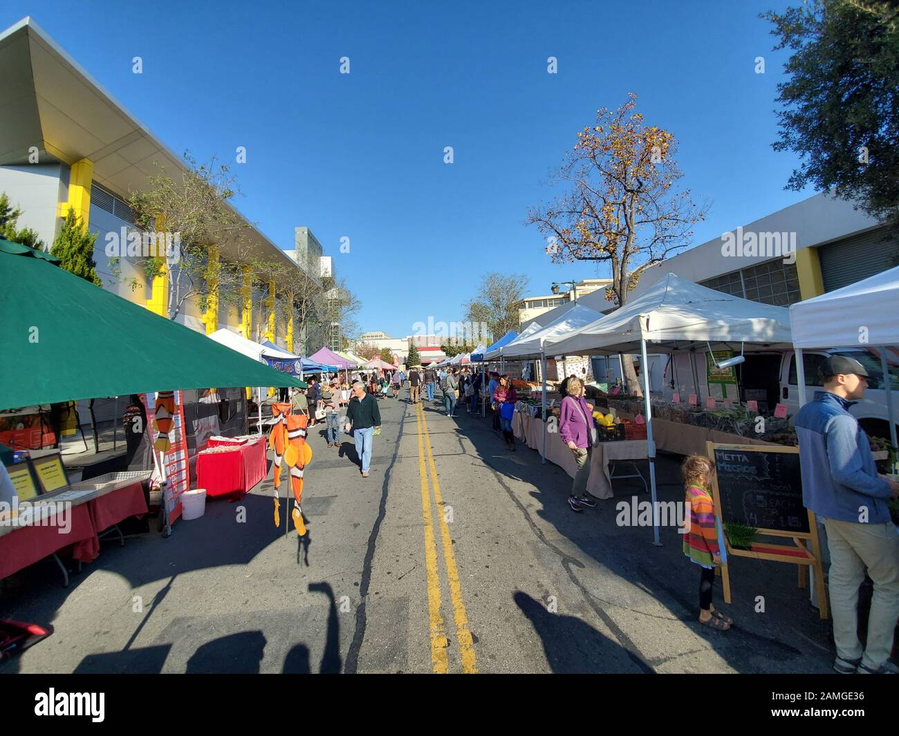 Am Walnut Creek Farmer's Market in Walnut Creek, Kalifornien, einem kalifornischen, zertifizierten Bauernmarkt, kaufen Menschen ein. Um diese Zertifizierungen zu erhalten, müssen die Bauernmärkte im Staat die strengen Anforderungen des kalifornischen Ministeriums für Ernährung und Landwirtschaft erfüllen. () Stockfoto