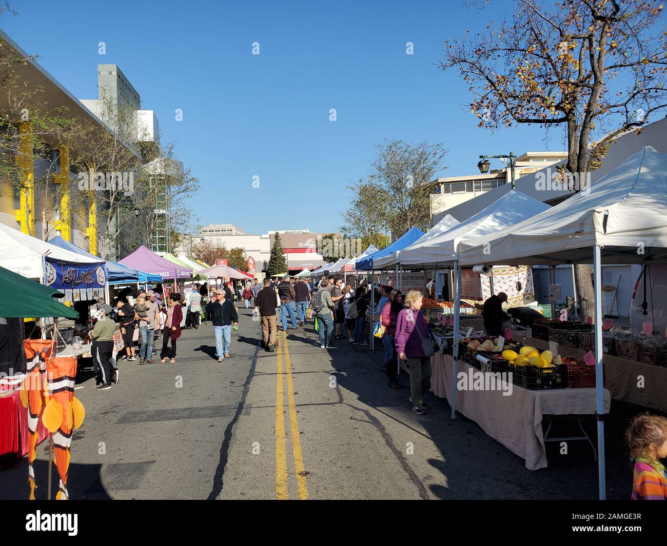 Am Walnut Creek Farmer's Market in Walnut Creek, Kalifornien, einem kalifornischen, zertifizierten Bauernmarkt, kaufen Menschen ein. Um diese Zertifizierungen zu erhalten, müssen die Bauernmärkte im Staat die strengen Anforderungen des kalifornischen Ministeriums für Ernährung und Landwirtschaft erfüllen. () Stockfoto