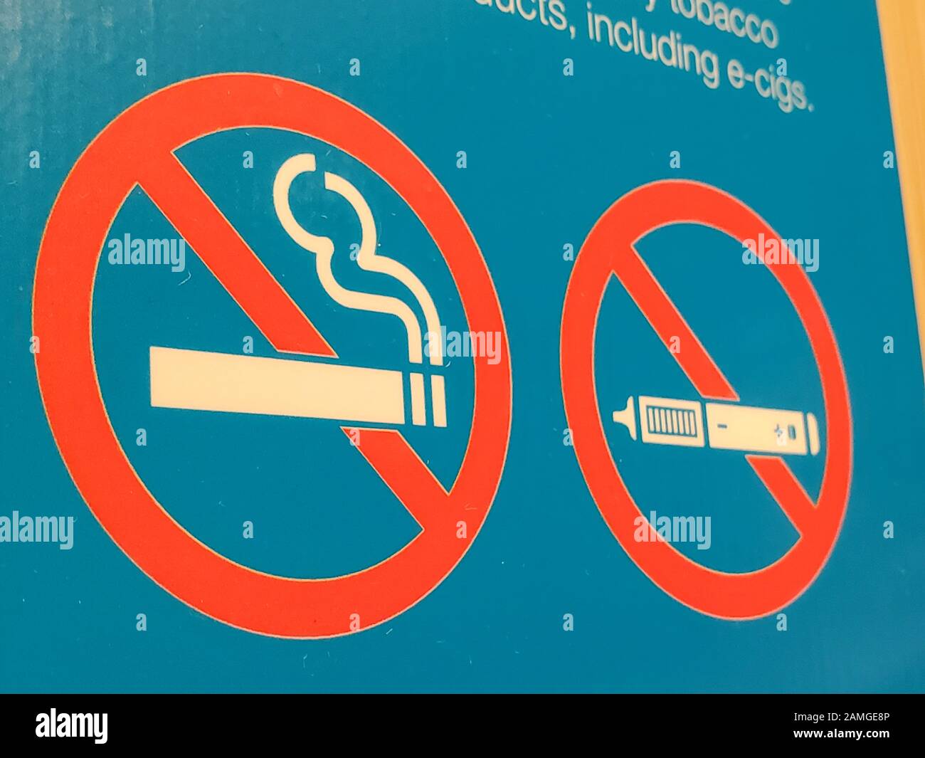 Nahaufnahme eines kombinierten Zeichens für Nichtraucher und No-Vaping, San Francisco, Kalifornien, 16. Oktober 2019. Viele öffentliche Institutionen haben E-Zigaretten und Vaping verboten, und zwar nach denselben Richtlinien, die auch zum Verbot anderer Formen des Rauchens verwendet werden. () Stockfoto