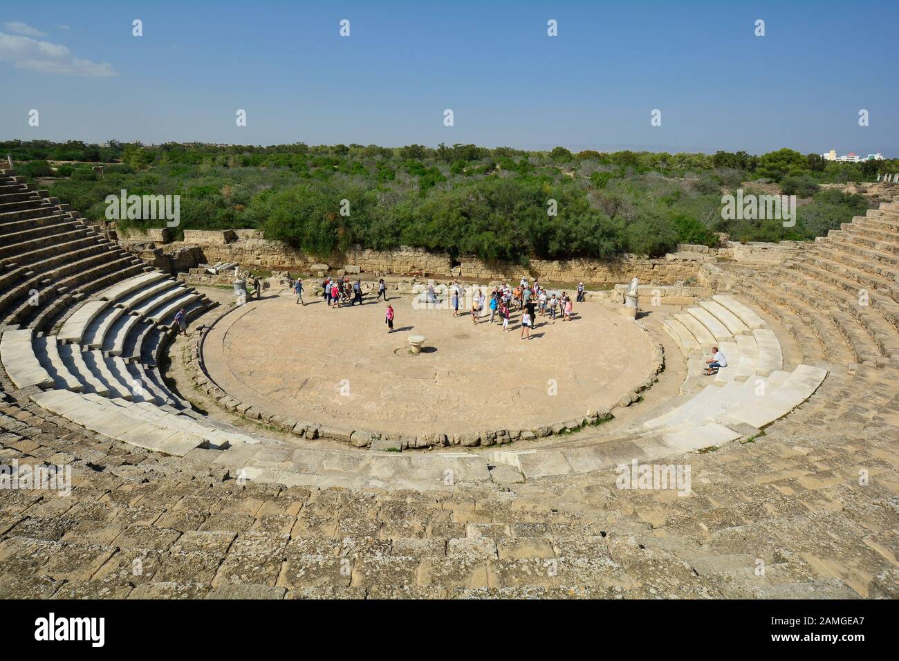 Salamis, Zypern - 16. Oktober 2015: Nicht identifizierte Touristen durch Besichtigungen im Amphitheater der archäologischen Gegend von Salamis in Nordzypern Stockfoto