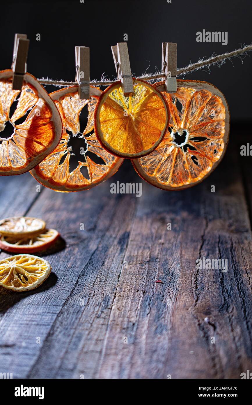 Getrocknete Grapefruit und orangefarbene Früchte auf einer Schnur. Süßes natürliches Dessert. Gesunde Speisen und Getränke Stockfoto