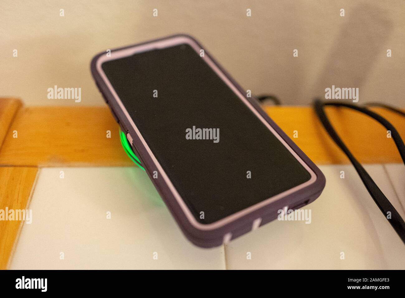 Nahaufnahme eines Samsung Galaxy S10 Smartphones, das drahtlos auf einem Samsung Ladepad mit Qi Wireless Ladetechnologie aufgeladen wird, San Ramon, Kalifornien, 23. November 2019. () Stockfoto