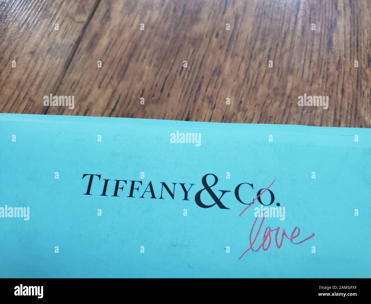 Nahaufnahme des Logos für Tiffany and Company, mit unverkennbarer blauer Farbe, auf Papier auf Holzhintergrund, San Ramon, Kalifornien, 27. November 2019. Im November 2019 kündigte das Unternehmen an, es von der französischen Firma LVMH zu erwerben. () Stockfoto