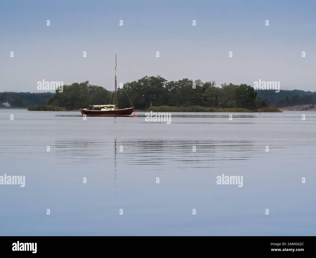 Segelboot friedlich verankert in der ruhigen Ostsee bei Godby, Aland, Finnland Stockfoto
