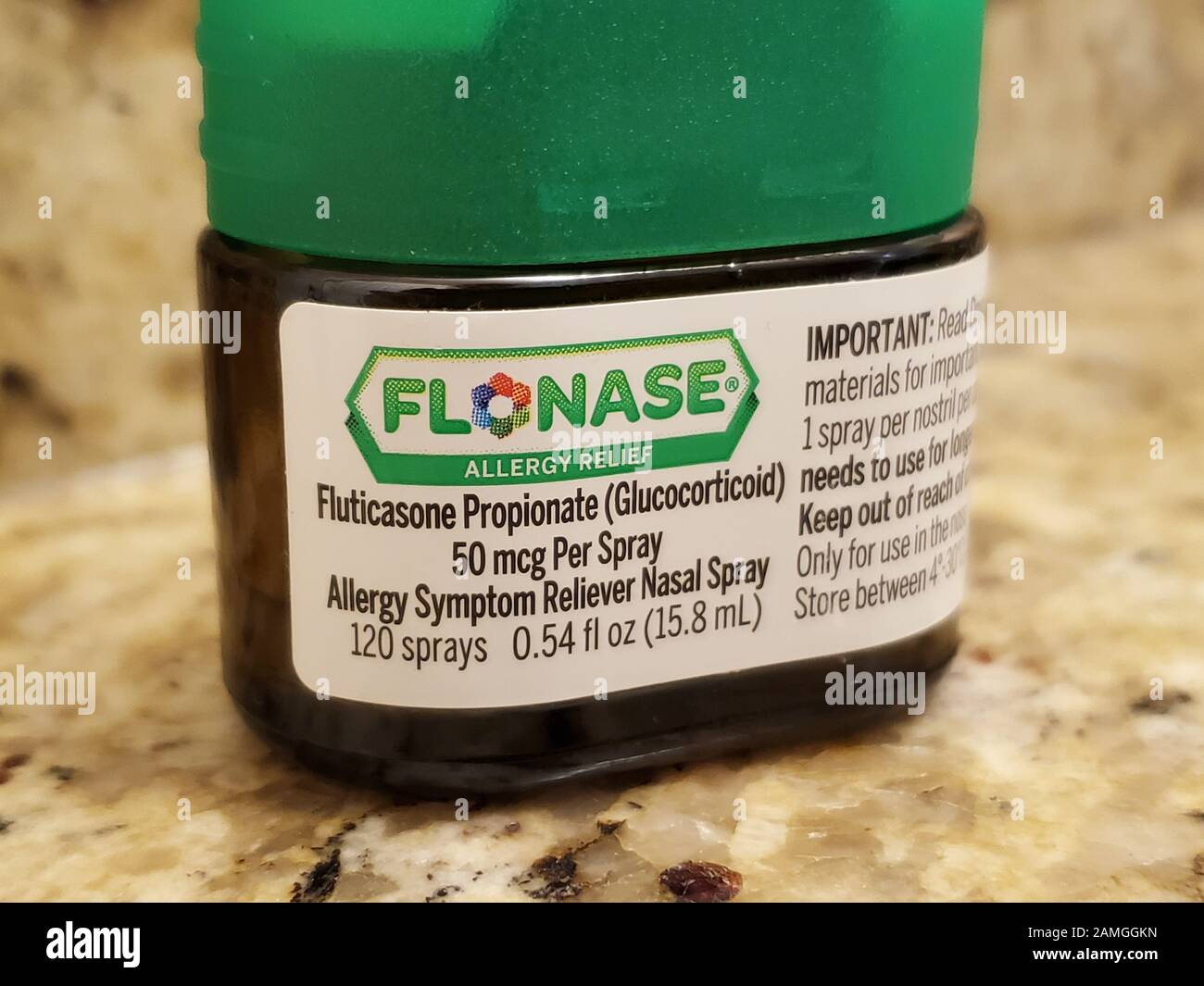 Nahaufnahme von Flonase (Fluticason) Nasenspray, einem inhalativen Steroid, das häufig zur Behandlung saisonaler Allergien verwendet wird, am 27. November 2019. () Stockfoto