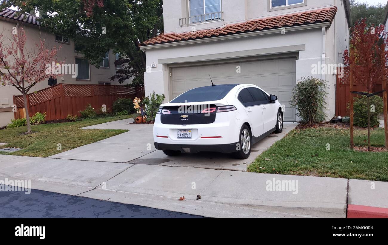 Der Elektroauto Chevrolet Volt parkte an der Einfahrt eines Vorstadthauses, San Ramon, Kalifornien, am 28. November 2019. () Stockfoto