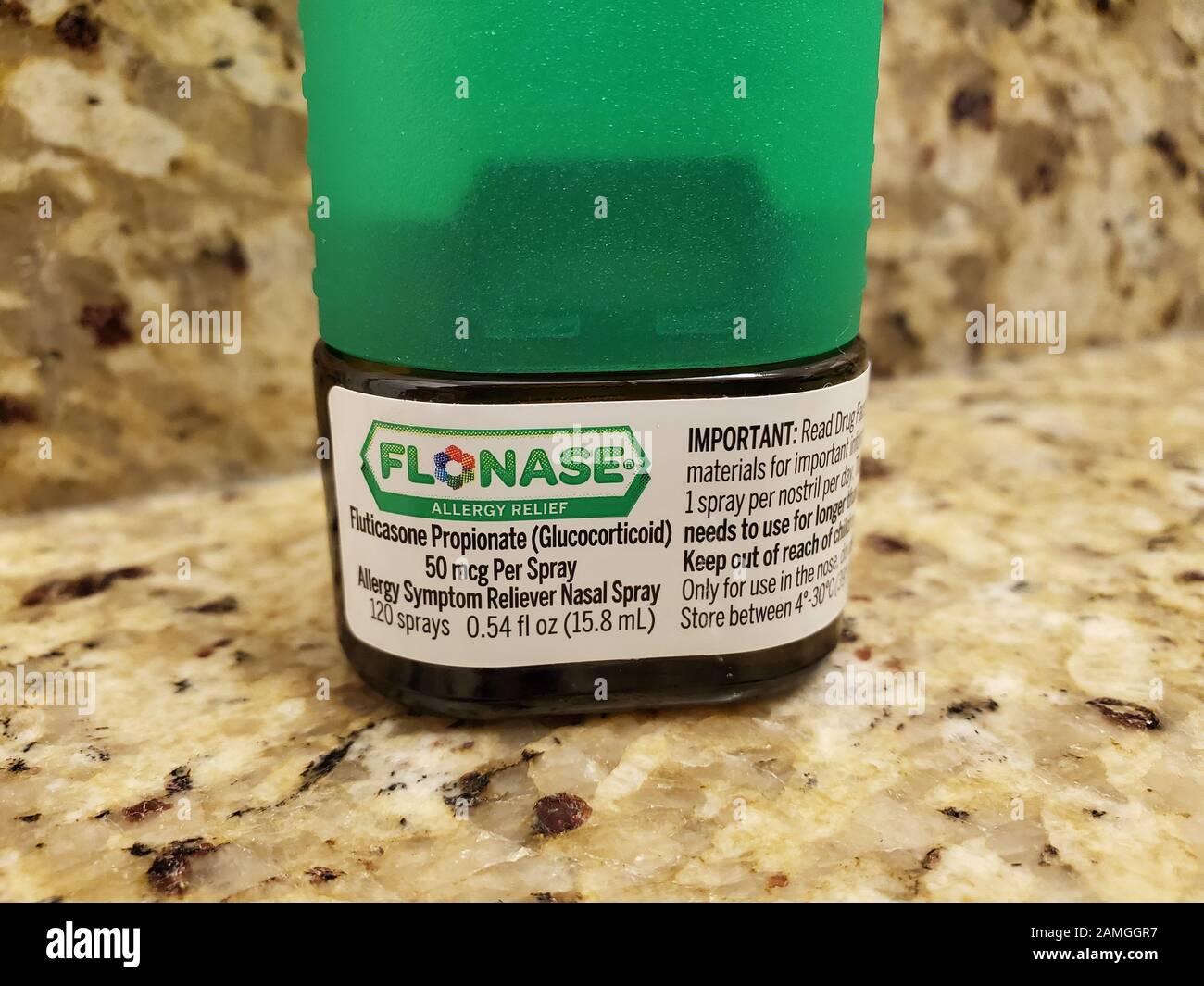 Nahaufnahme von Flonase (Fluticason) Nasenspray, einem inhalativen Steroid, das häufig zur Behandlung saisonaler Allergien verwendet wird, am 27. November 2019. () Stockfoto