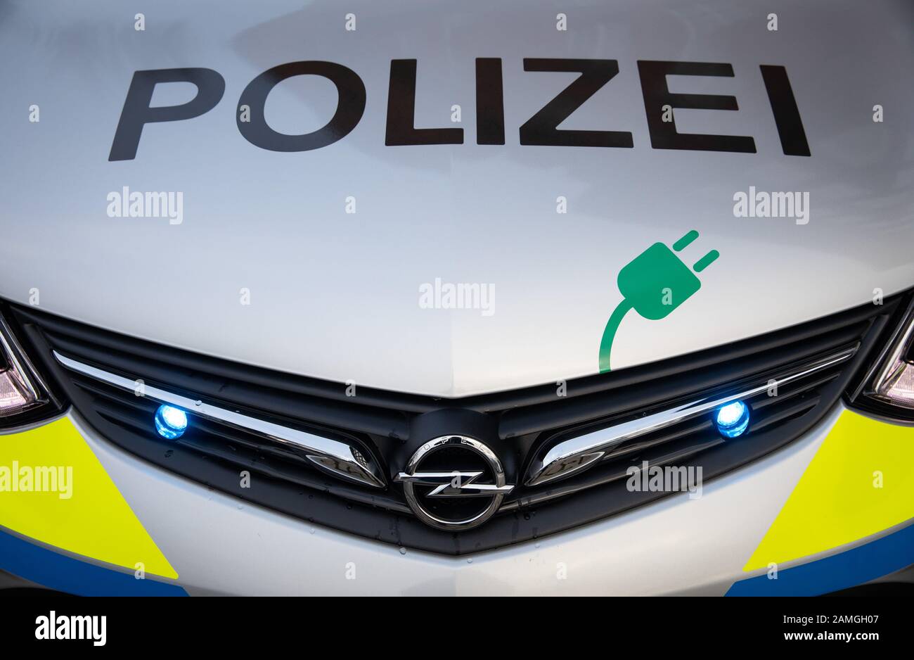 Hamburg, Deutschland. Januar 2020. Funkpatrouillenwagen mit Elektroantrieb stehen während einer Fotosession vor der Außenstelle des polizeikommissariats 14. Die rein elektrisch angetriebenen Funkpatrouillenwagen sollen laut Polizei vor allem zur Verkehrsraumüberwachung eingesetzt werden. Kredit: Christian Charisius / dpa / Alamy Live News Stockfoto