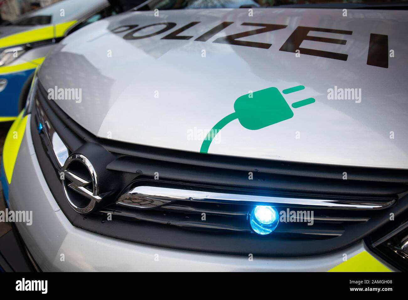 Hamburg, Deutschland. Januar 2020. Funkpatrouillenwagen mit Elektroantrieb stehen während einer Fotosession vor der Außenstelle des polizeikommissariats 14. Die rein elektrisch angetriebenen Funkpatrouillenwagen sollen laut Polizei vor allem zur Verkehrsraumüberwachung eingesetzt werden. Kredit: Christian Charisius / dpa / Alamy Live News Stockfoto