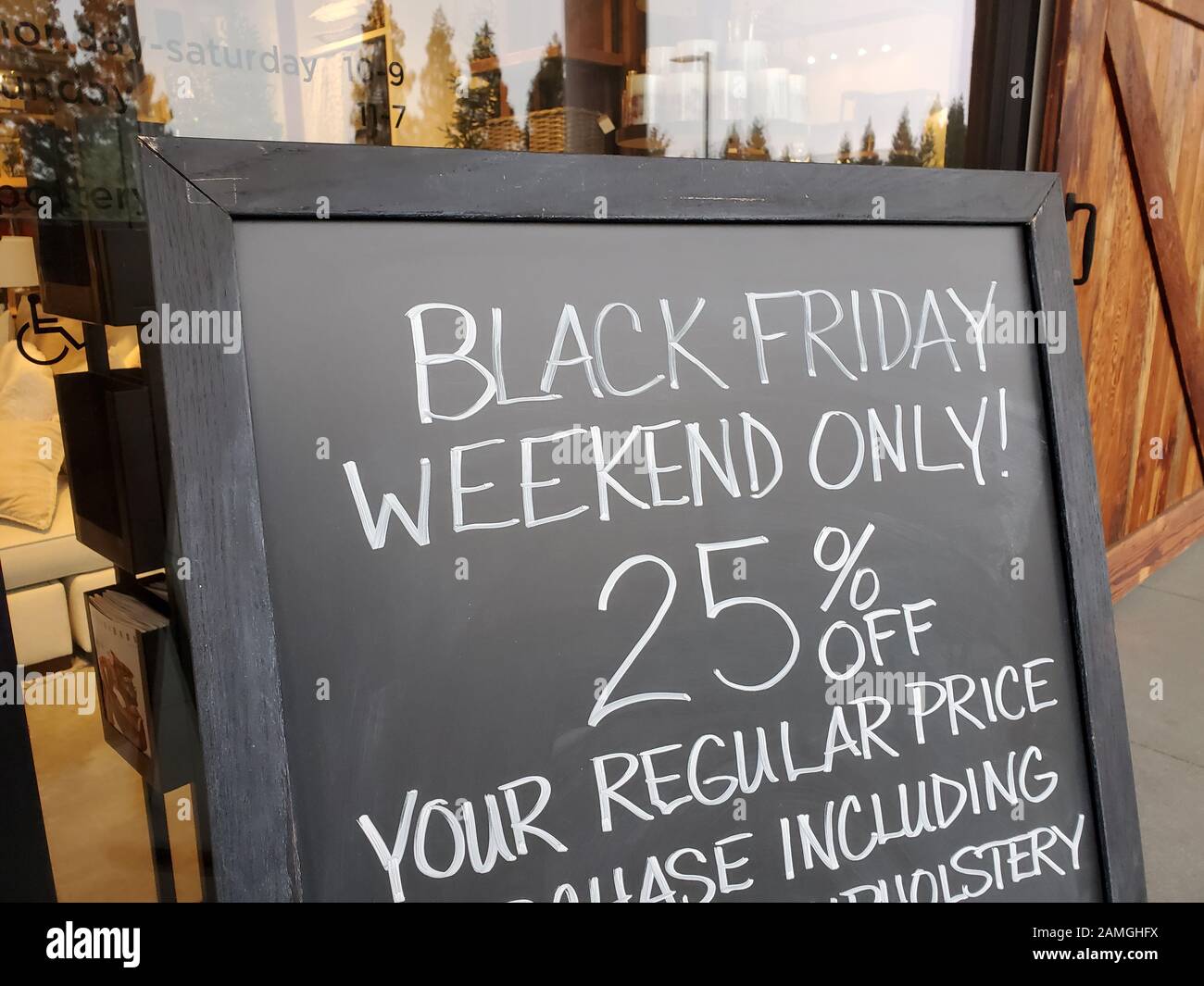 Werbeaktionen für Black Friday im Einkaufszentrum City Center Bishop Ranch, San Ramon, Kalifornien, 30. November 2019. () Stockfoto