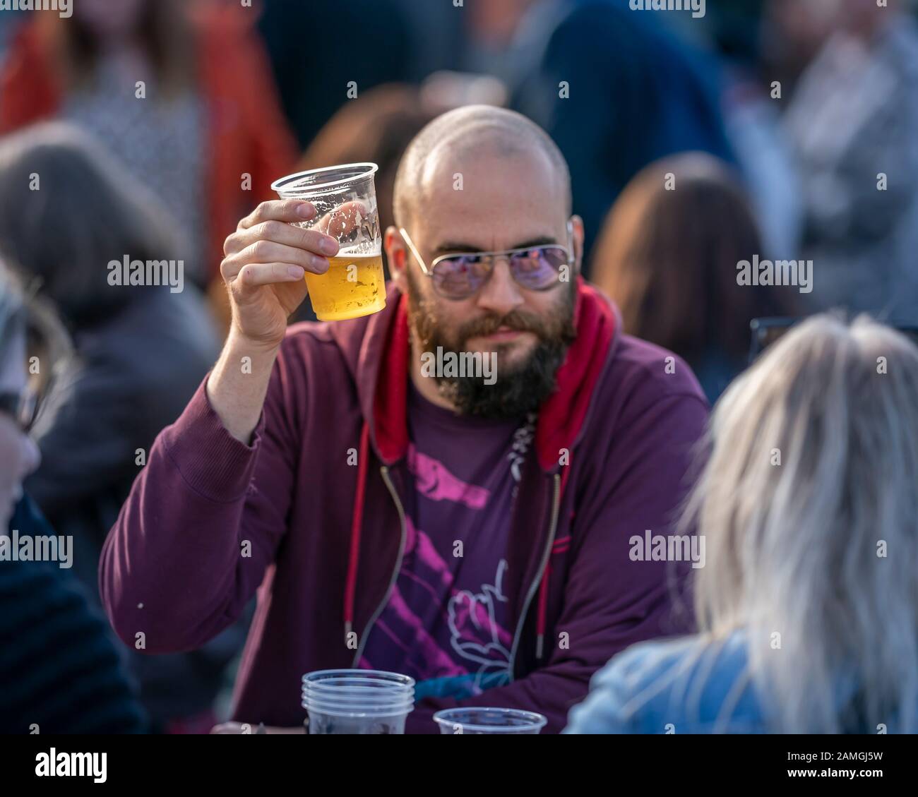Mann mit einem Bier, Kulturtag, (Menningarnott) Reykjavik, Island Stockfoto