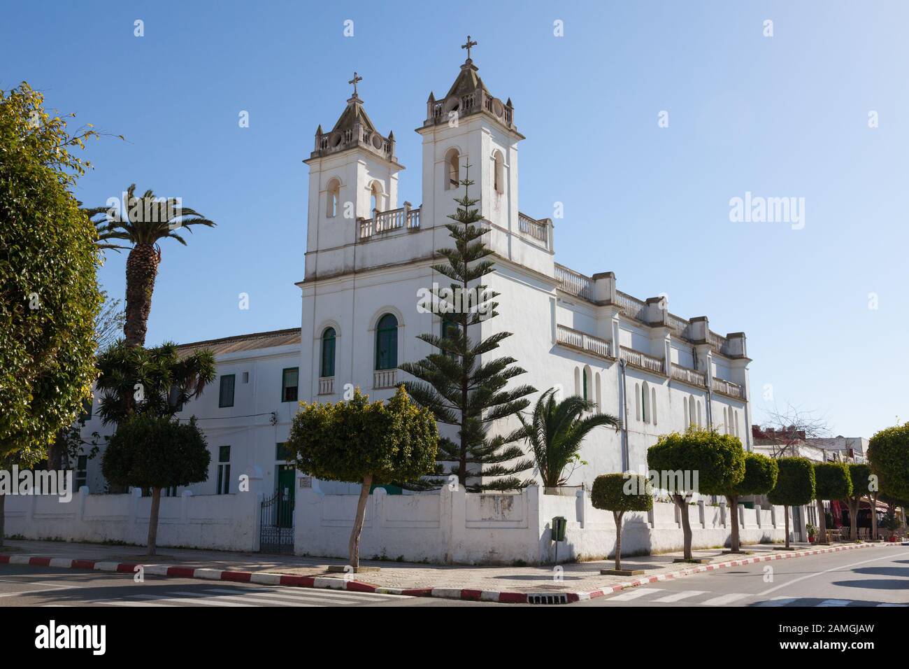 Die Katholische Kirche von San Bartolome in Asilah (auch bekannt als Arzeila), Marokko Stockfoto