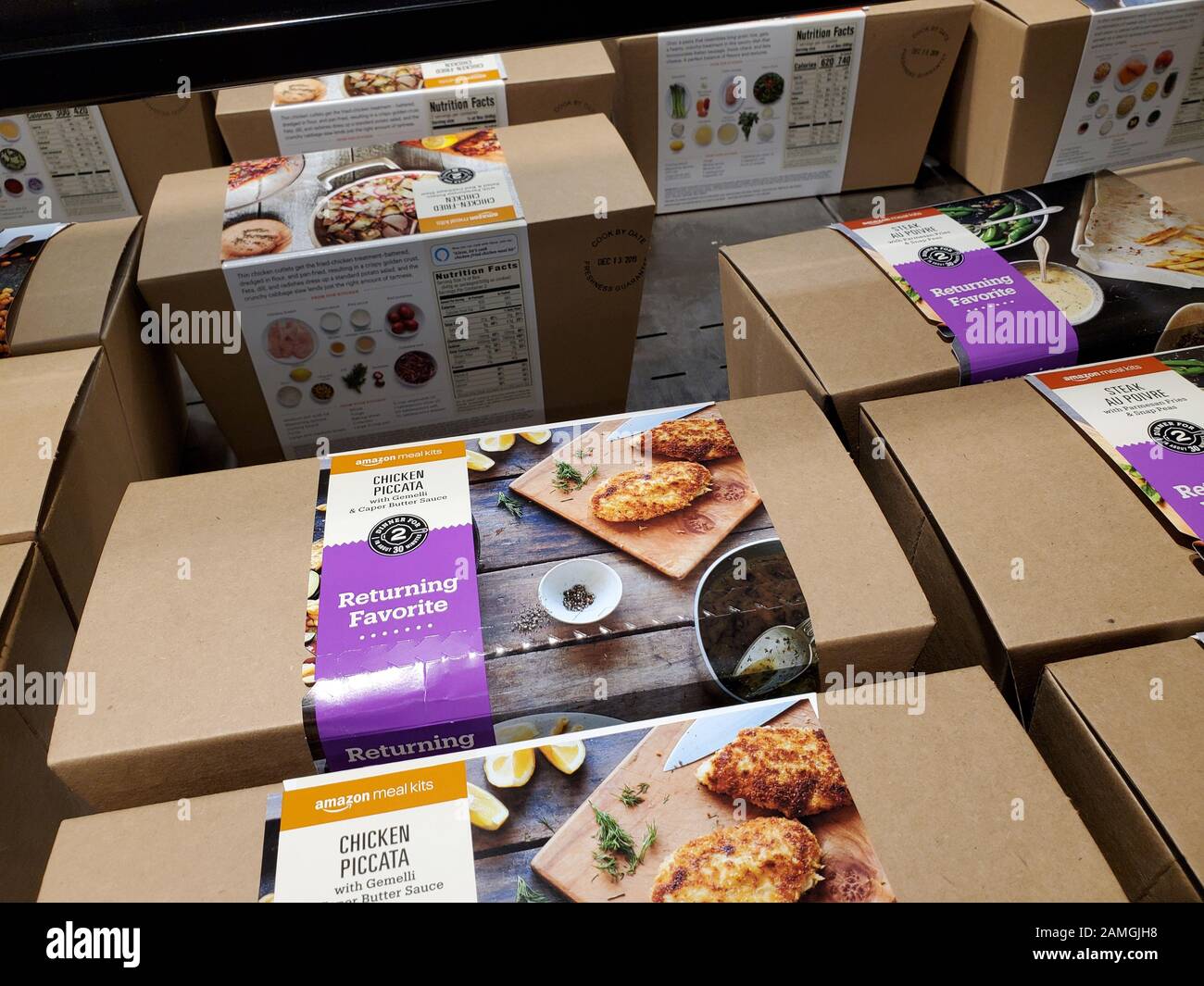 Nahaufnahme einer Anzeige von Amazon Meal Kits, vorverpackten Zutaten und Rezepten, die von Amazon.com im Rahmen der Übernahme der gehobenen Lebensmittelkette Whole Foods Market, San Ramon, Kalifornien, am 10. Dezember 2019 angeboten werden. () Stockfoto