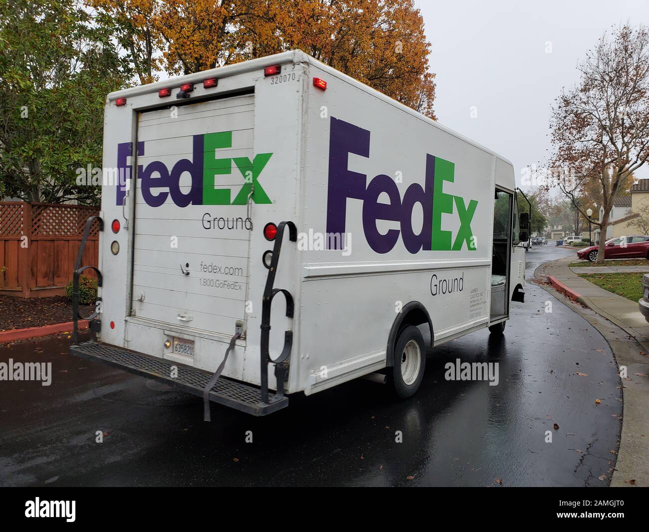 Federal Express (FedEx) Lieferwagen, der Lieferungen in einem Vorortviertel in San Ramon, Kalifornien, am 11. Dezember 2019 abschließt. Die Feriensaison ist die geschäftigste Zeit des Jahres für Lieferfirmen, was die Einstellung von Zeitarbeitern und die Aufnahme zusätzlicher planmäßiger Lieferzeiten veranlasst. () Stockfoto