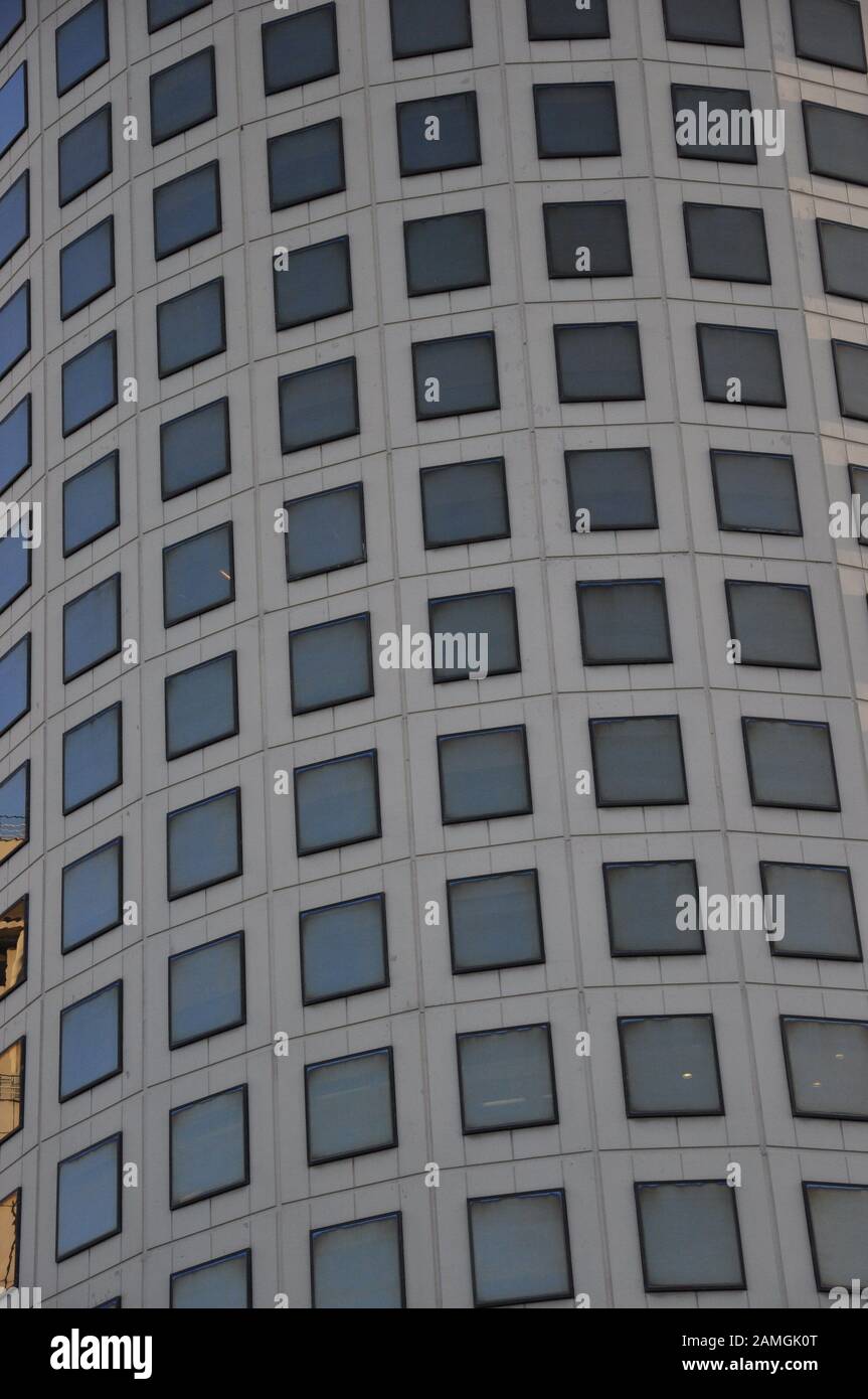 Zylindrische Gebäudefenster Stockfoto