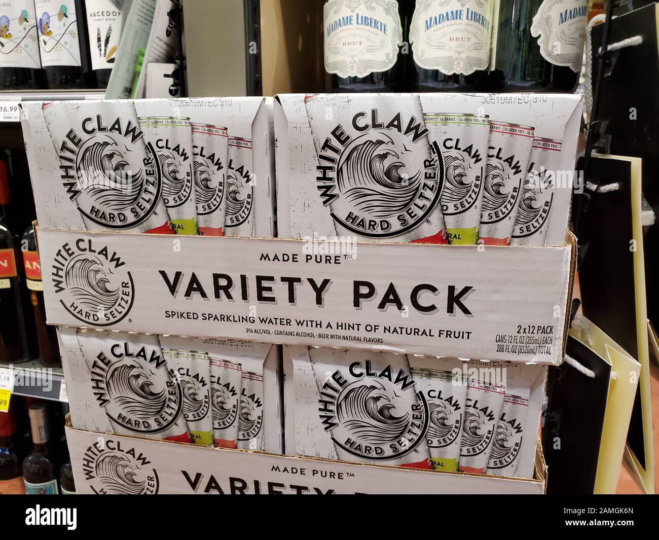 Nahaufnahme der Fälle von hartem Selzer der Marke White Claw, einem Seltzer-Wasser mit Alkohol, in einem Lebensmittelgeschäft in San Ramon, Kalifornien, 15. Dezember 2019. Mit einem allgemeinen Verbrauchertrend zum Auffeuern von Seltzergetränken erfreute sich White Claw 2019 einer steigenden Popularität. () Stockfoto