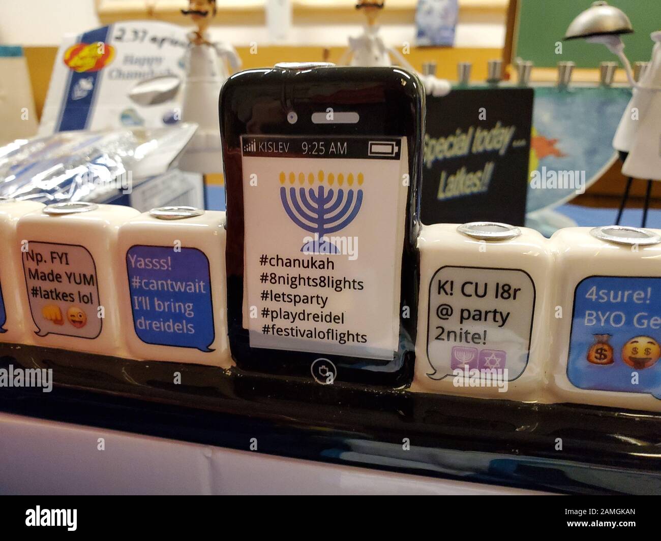 Detailansicht eines modernen Menorah für den jüdischen Urlaub von Chanukah mit verschiedenen Hashtags und Hinweisen auf Social Media, Lafayette, Kalifornien, 13. Dezember 2019. () Stockfoto