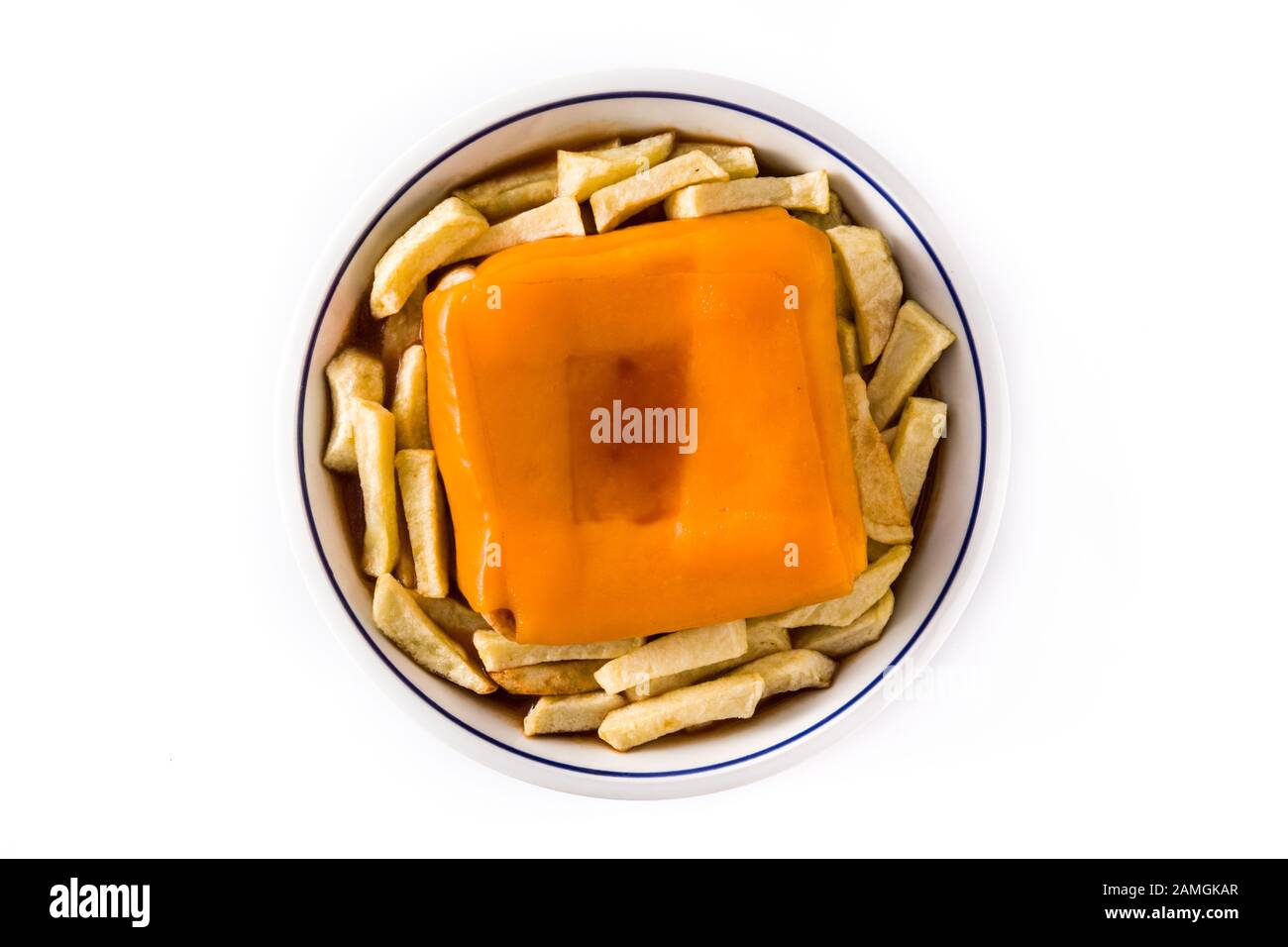 Typisch portugiesische Francesinha-Sandwich mit pommes frites isoliert auf weißem Hintergrund. Draufsicht Stockfoto