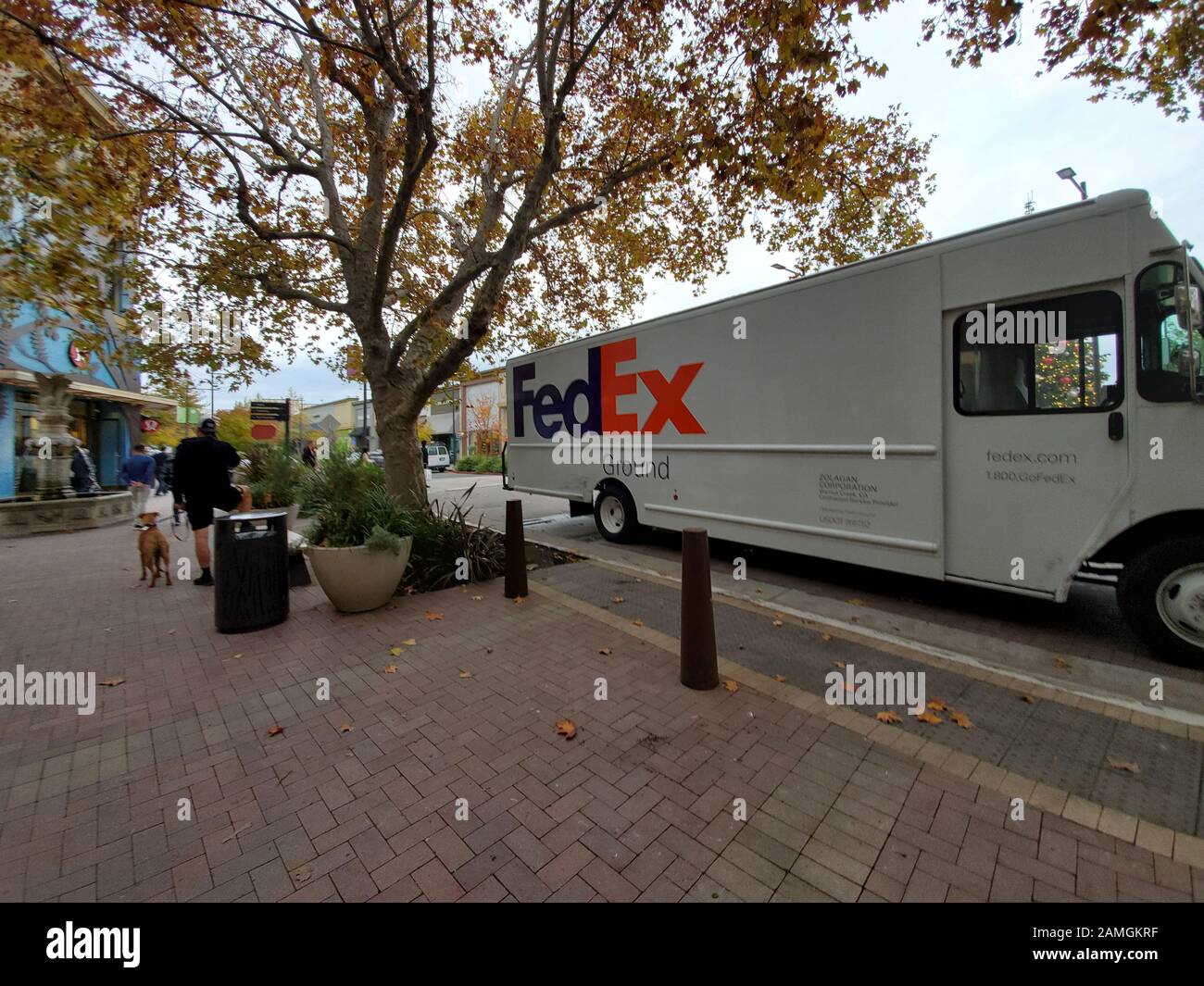 Großer Winkel des FedEx-Trucks (FedEx), der Lieferungen in der Nähe der geschäftigen Urlaubszeit in Walnut Creek, Kalifornien, 6. Dezember 2019 abschließt. () Stockfoto