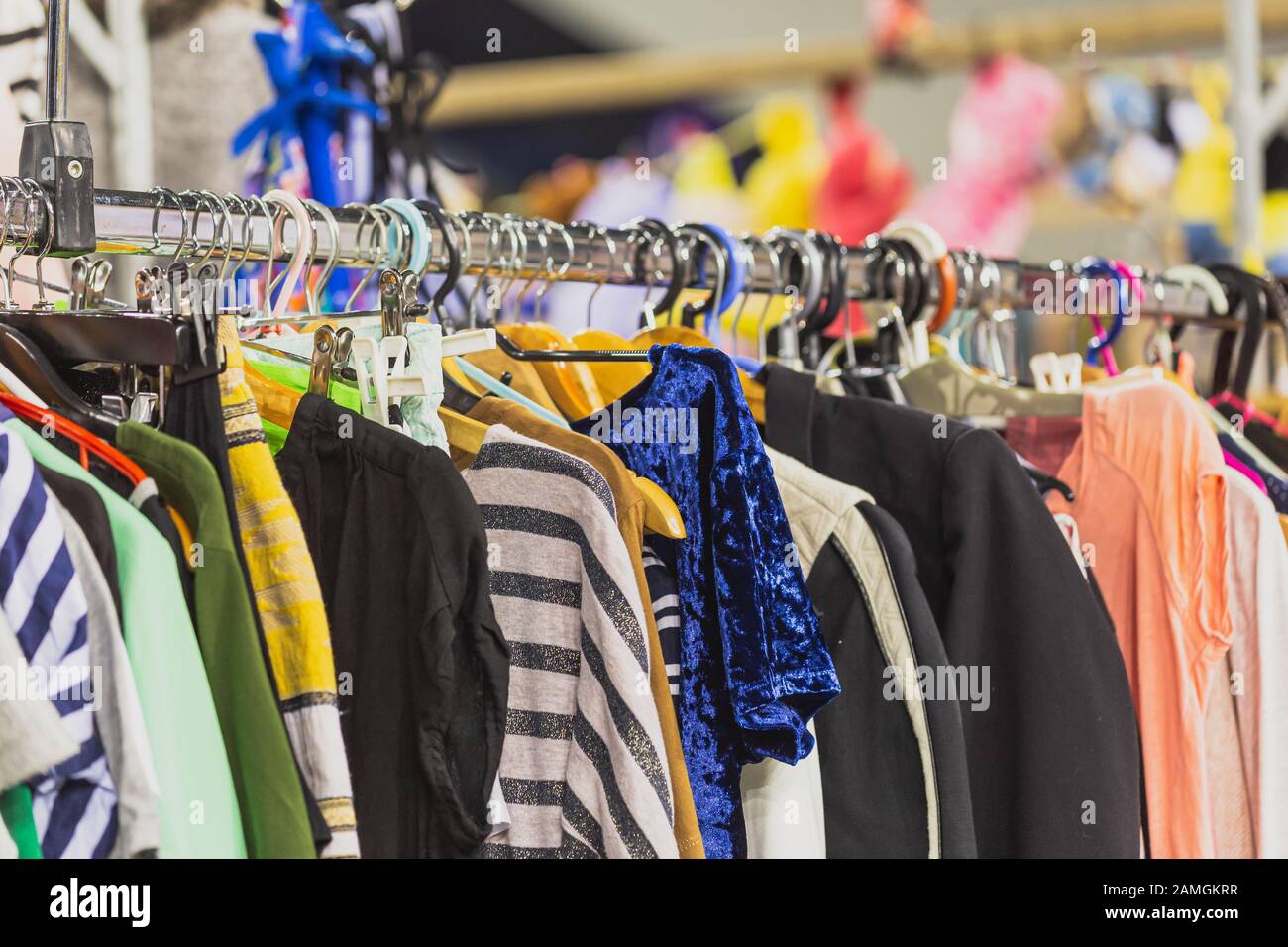 Vintage-Kleidung, die an einem Kleiderbügel auf einer Schiene hängt Stockfoto