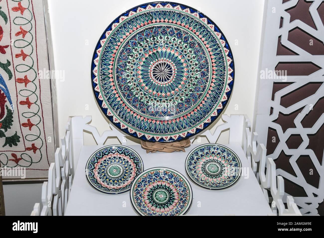 Ethnische Usbeken keramisches Geschirr. Dekorative Keramik Tassen und Teller mit traditionellen Usbekistan Ornament. Stockfoto