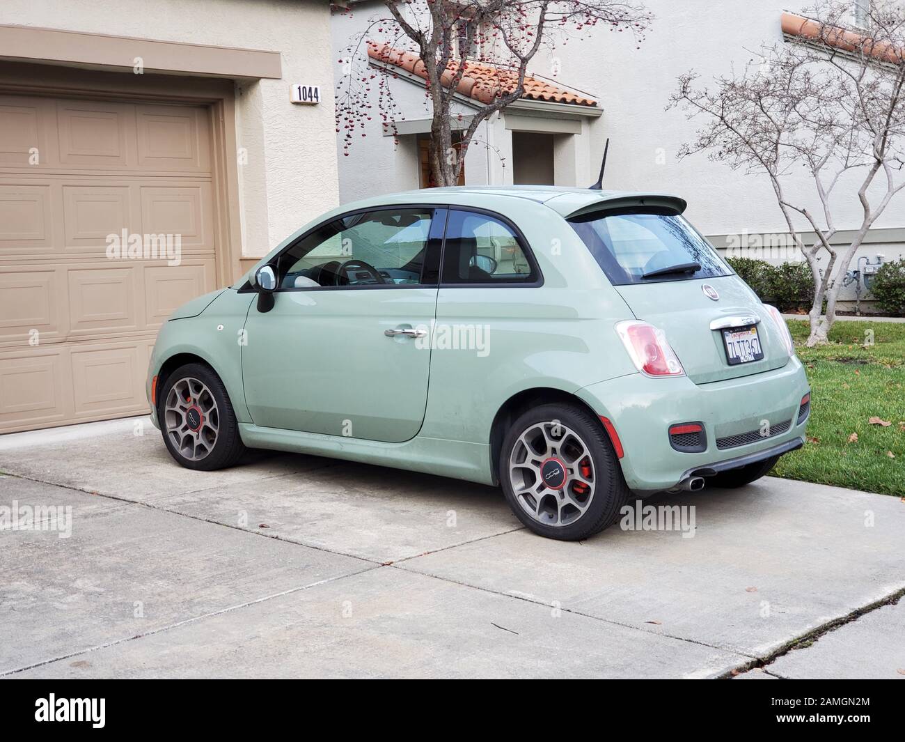 Seitenansicht des kalkgrünen Autos FIAT 500, der am 26. Dezember 2019 auf einer Vororteinfahrt in San Ramon, Kalifornien, geparkt wurde. Der FIAT Chrysler und der Besitzer der Automarke Peugeot kündigten Ende 2019 eine geplante Fusion an. () Stockfoto