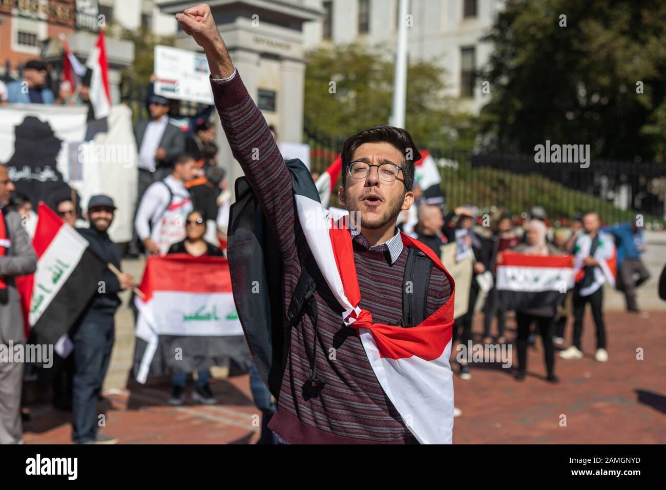 Boston, USA, 5. Oktober 2019 irakischer Protest im Massachusetts State House. Die Demonstranten nehmen gegen fehlende Arbeitsplätze und Korruption Stellung. Stockfoto