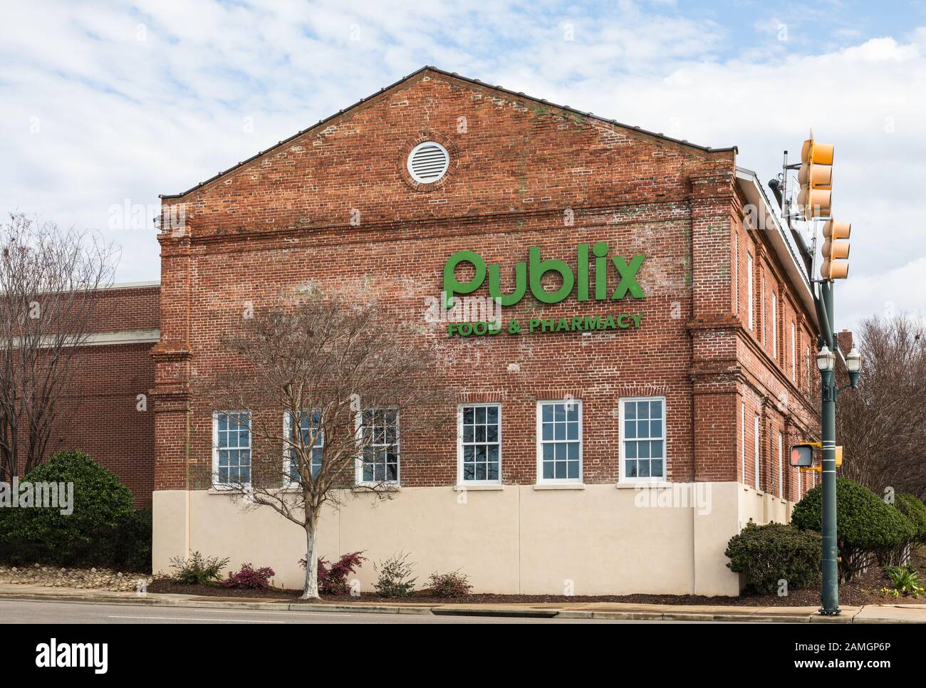 Columbia, SC, USA-7 JANUAR 2010: Ein Puflix Food & Pharmacy Store, in einem historischen Gebäude, das einst als Confederate Mint genutzt wurde. Stockfoto