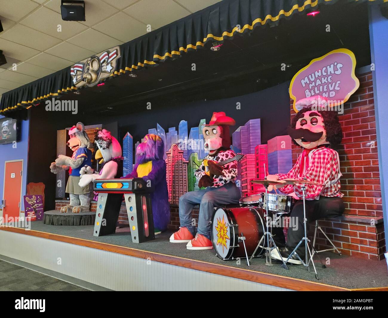 Animatronische Figuren am Unterhaltungsort Chuckie Cheese in Dublin, Kalifornien, 30. Dezember 2019. Das Unternehmen begann 2019 mit der Ausmustung bestimmter Animatronischer Displays. () Stockfoto