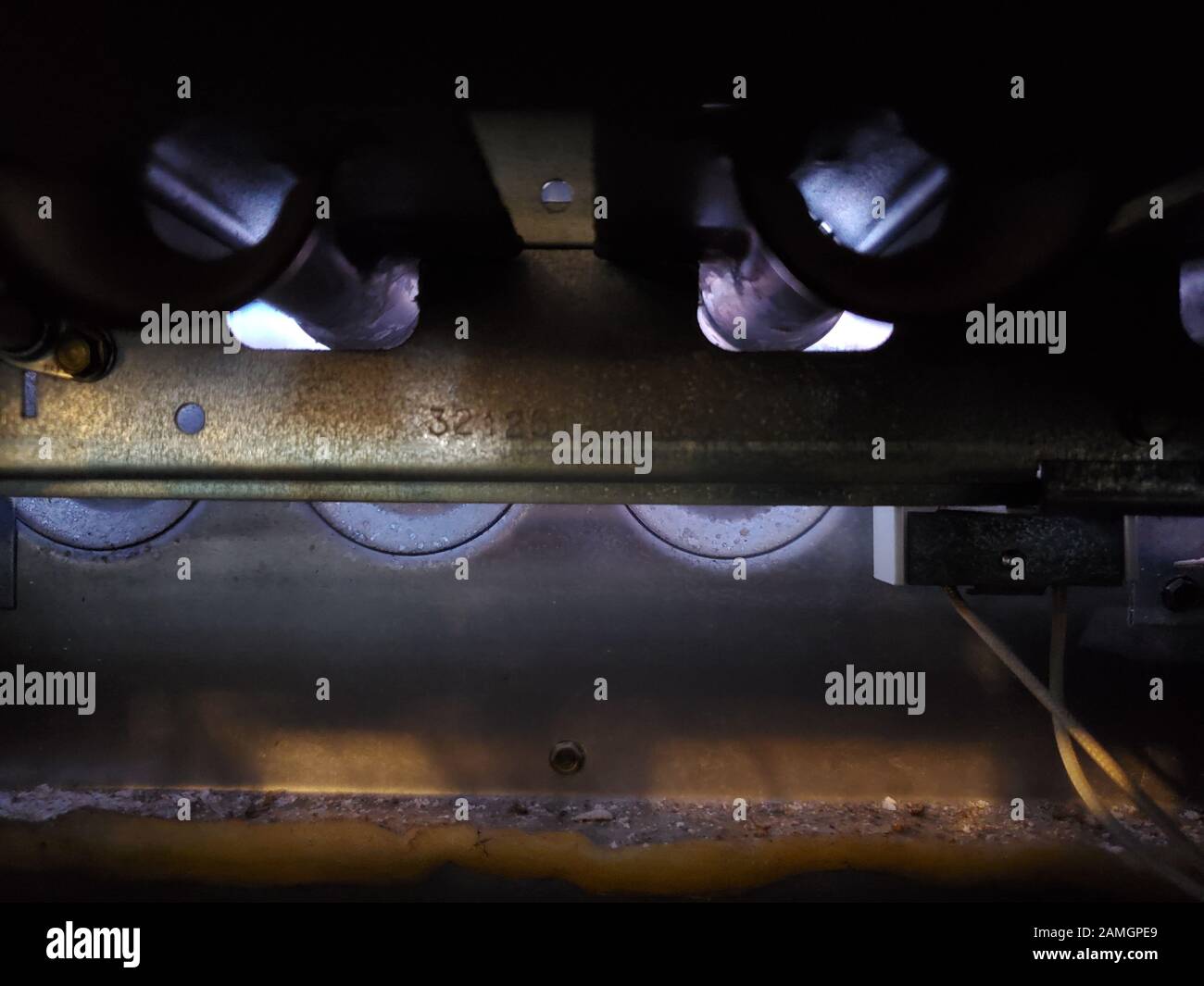 Nahaufnahme von Flammen auf einen mit Erdgas betriebenen, fossilen Brennstoffen betriebenen Ofenbrenner im HVAC-System eines Vorstadthauses, San Ramon, Kalifornien, 29. Dezember 2019. () Stockfoto