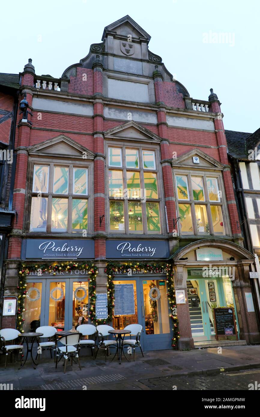 Außenansicht der Fassade des Peaberry Grand Cafe zu Weihnachten in Shrewsbury Shropshire, England, Großbritannien, KATHY DEWITT Stockfoto