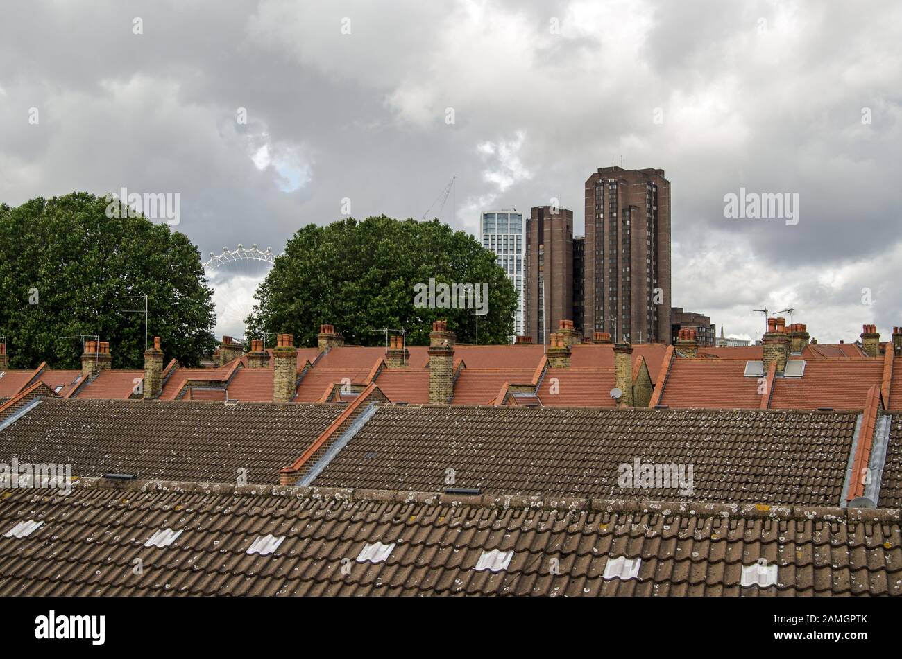 Blick über die Dächer von Häusern in Southwark und Blick auf die Büroblöcke am Millennium Wheel in Waterloo, London. Stockfoto