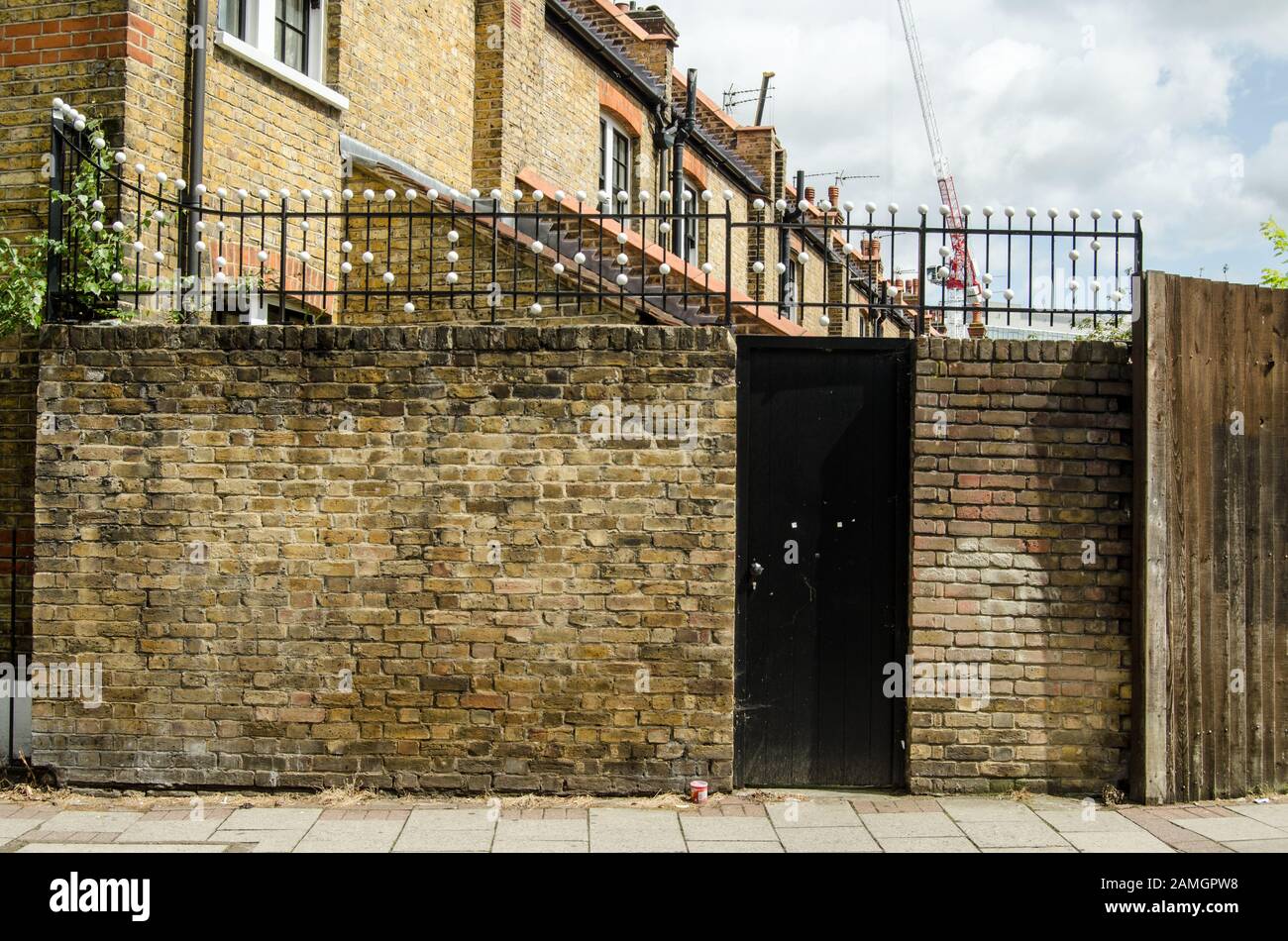Ungewöhnliche Geländer an der Webber Street, Southwark, London. Das Design der viktorianischen Geländer ist ein Rätsel, bei dem einige denken, dass die weißen Kugeln sich auf m beziehen Stockfoto