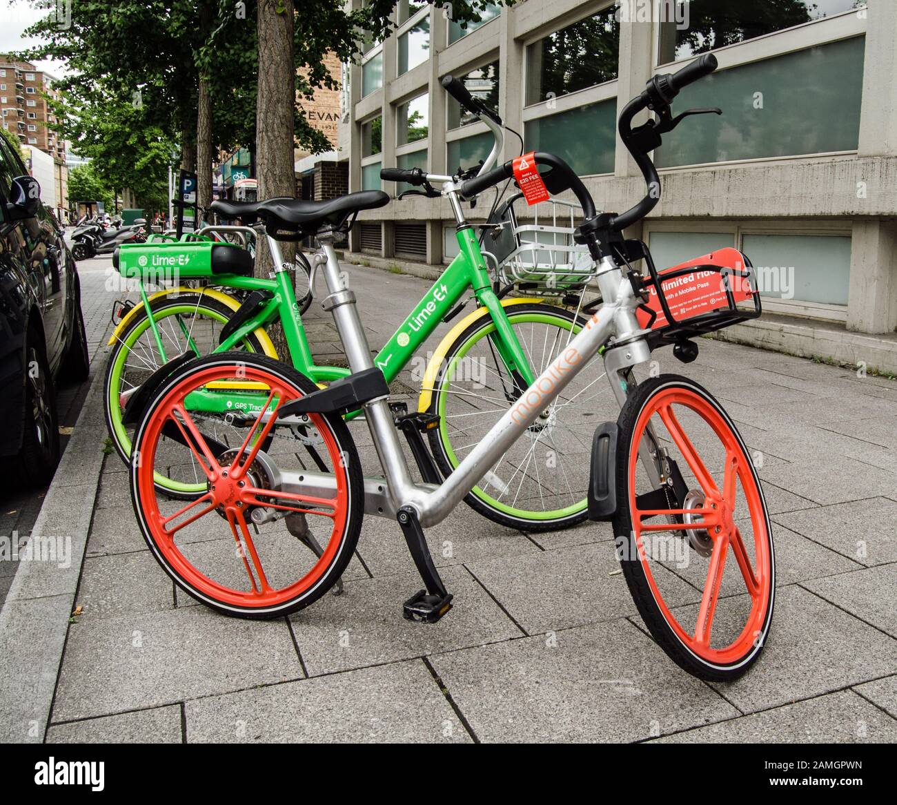 London, Großbritannien - 20. Juli 2019: Mieten Sie Fahrräder der Firmen Lime und Mobike, die auf einem Straßenbelag in Lambeth, London, geparkt sind. Es gibt Bedenken, dass einige bi Stockfoto