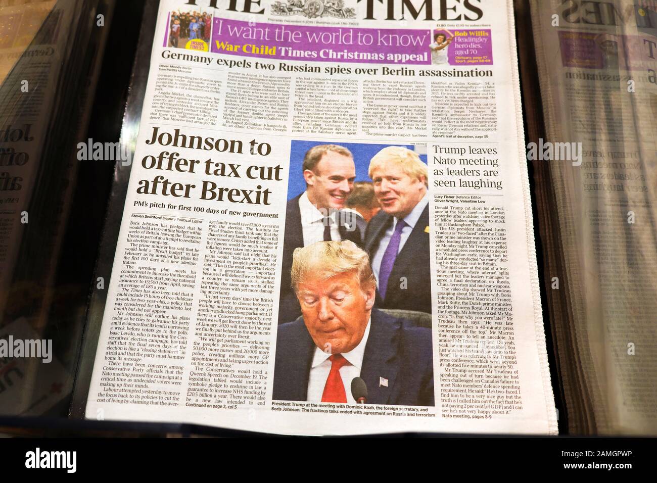 Auf der Titelseite Der Zeitung "Times" wird "Johnson, um Steuersenkung anzubieten, nachdem Brexit" "Trump das Nato-Treffen verlässt, während Führer lachen" London 2019 gesehen werden Stockfoto