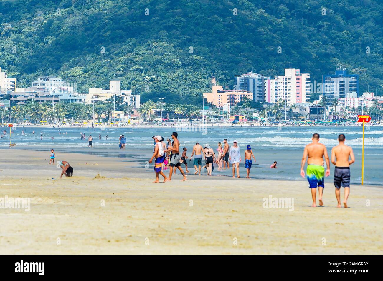 Guaruja - SP, Brasilien - 20. November 2019: Blick auf den Strand, die Stadt und die Menschen, die den Tag am Strand Praia da Enseada genießen. Stockfoto