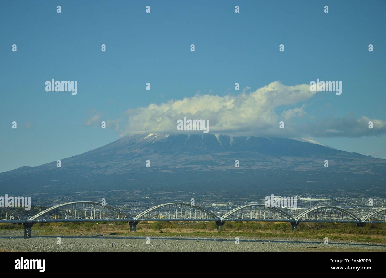 Blick auf den Fuji mit Wolken von der Shinkansen-Linie Osaka-Tokio Stockfoto