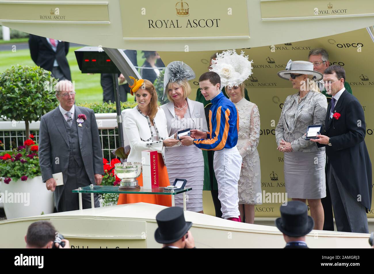 Royal Ascot, Ascot Races, Berkshire, Großbritannien. Juni 2014. Prinzessin Beatrice präsentiert Gewinnerinnen im Paradering bei Ascot Races am Ladies Day eine Trophäe. Kredit: Maureen McLean/Alamy Stockfoto