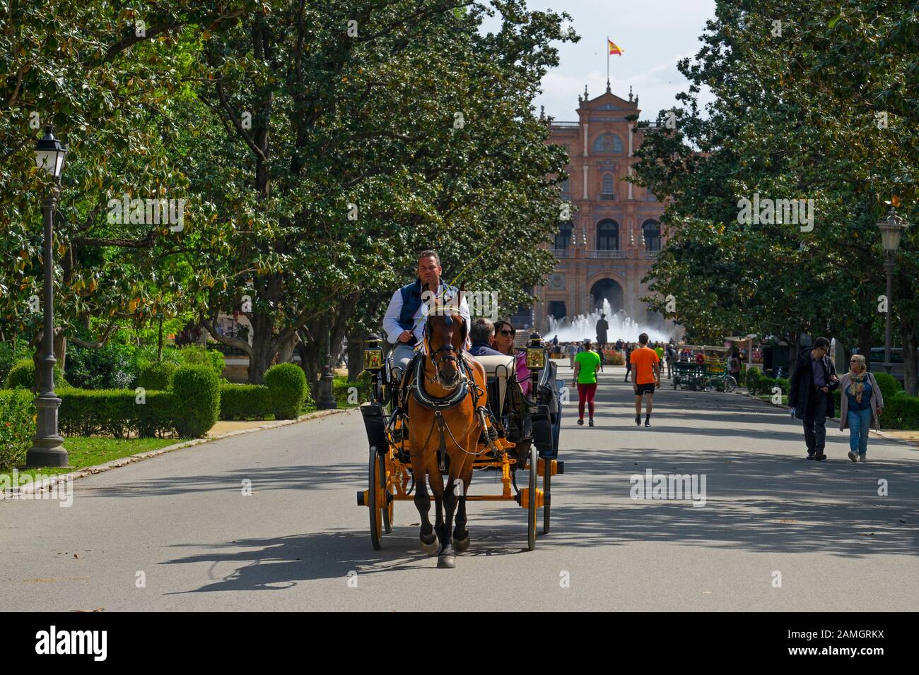 Sightseeing-Pferd und Kutsche im Park der Plaza de Espana in Sevilla, Andalusien, Spanien Stockfoto